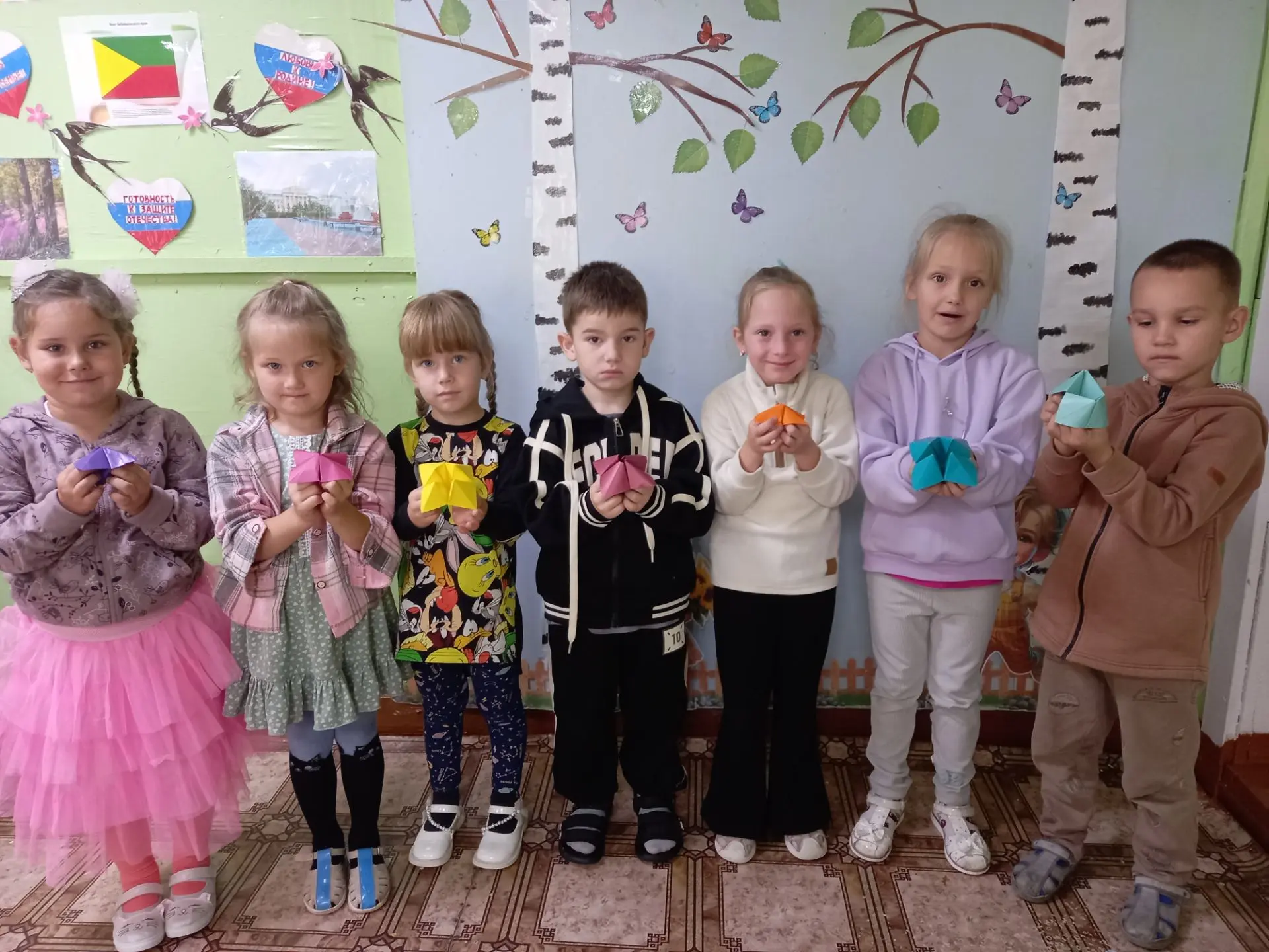 Цветная бумага нас продолжает удивлять волшебными превращениями.