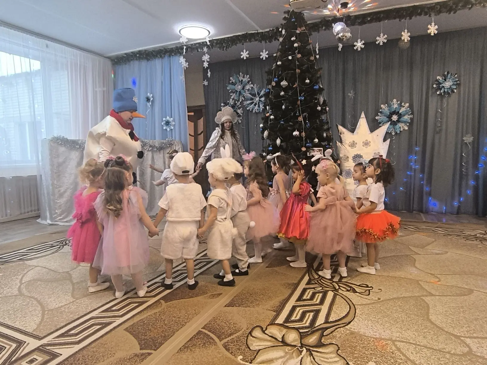 Сегодня в Семицветике стартовали Новогодние утренники! 🎄 Коллектив детского сада поздр...