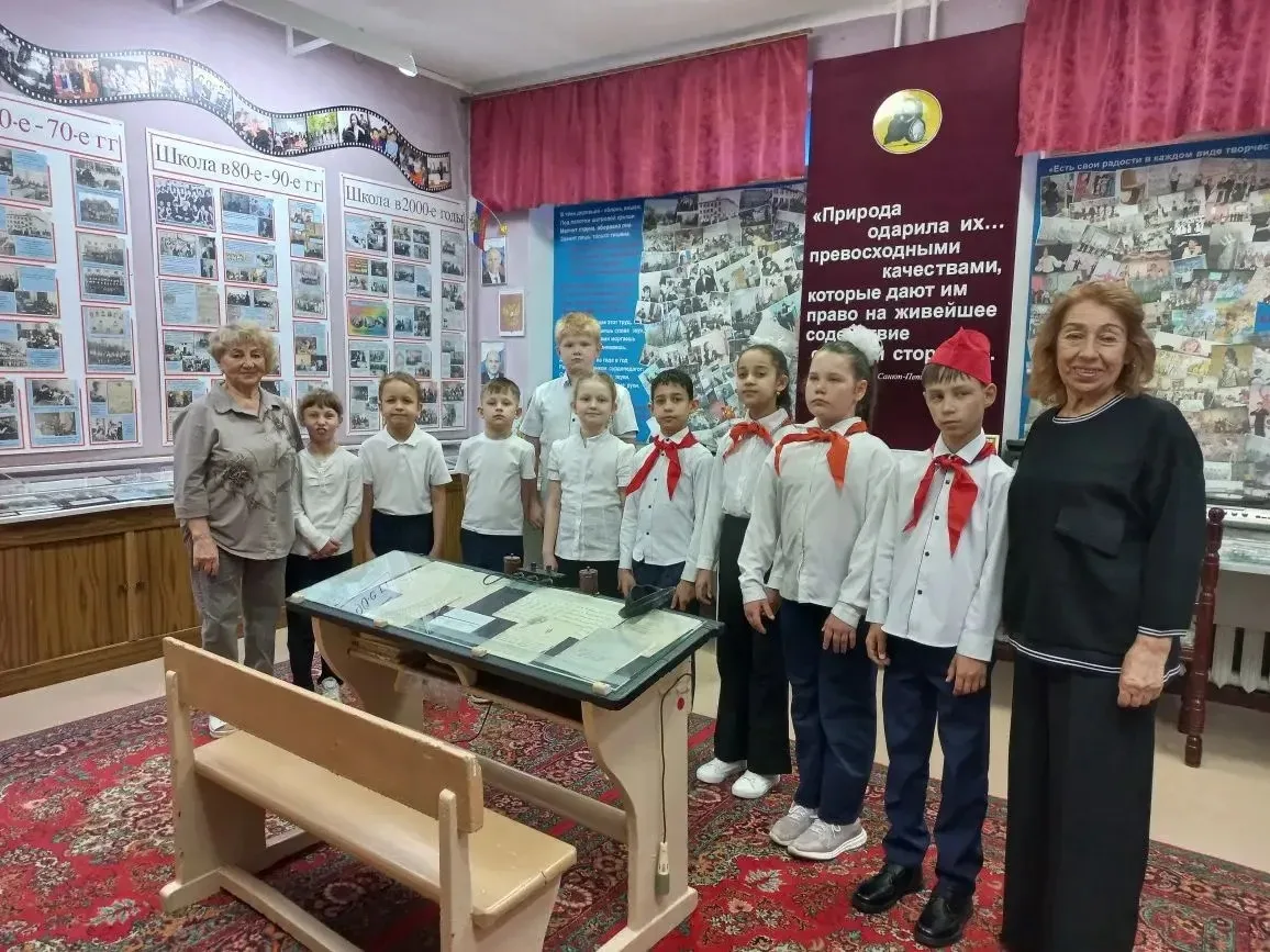 19 мая в России вспоминают «День пионерии». 

🧑‍🎓В музее школы прошла экскурсия на тему: «Пионер -