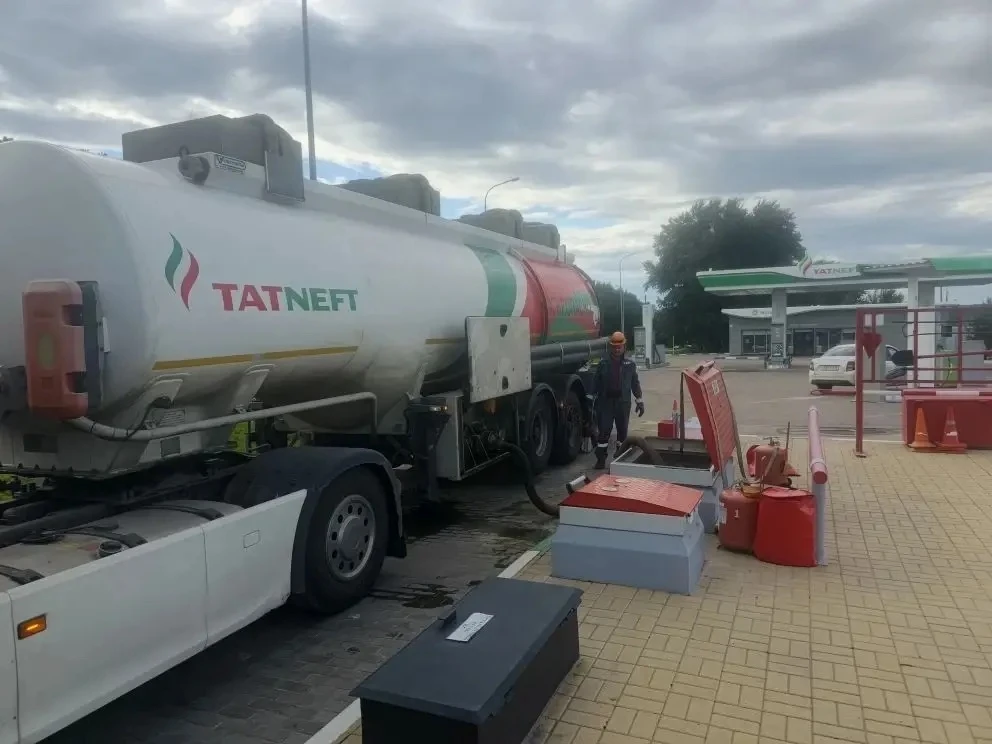 ⛽️АЗС работают. Бензин есть.

Дефицита бензина нет, поставки топлива продолжаются в обычном режиме. 
