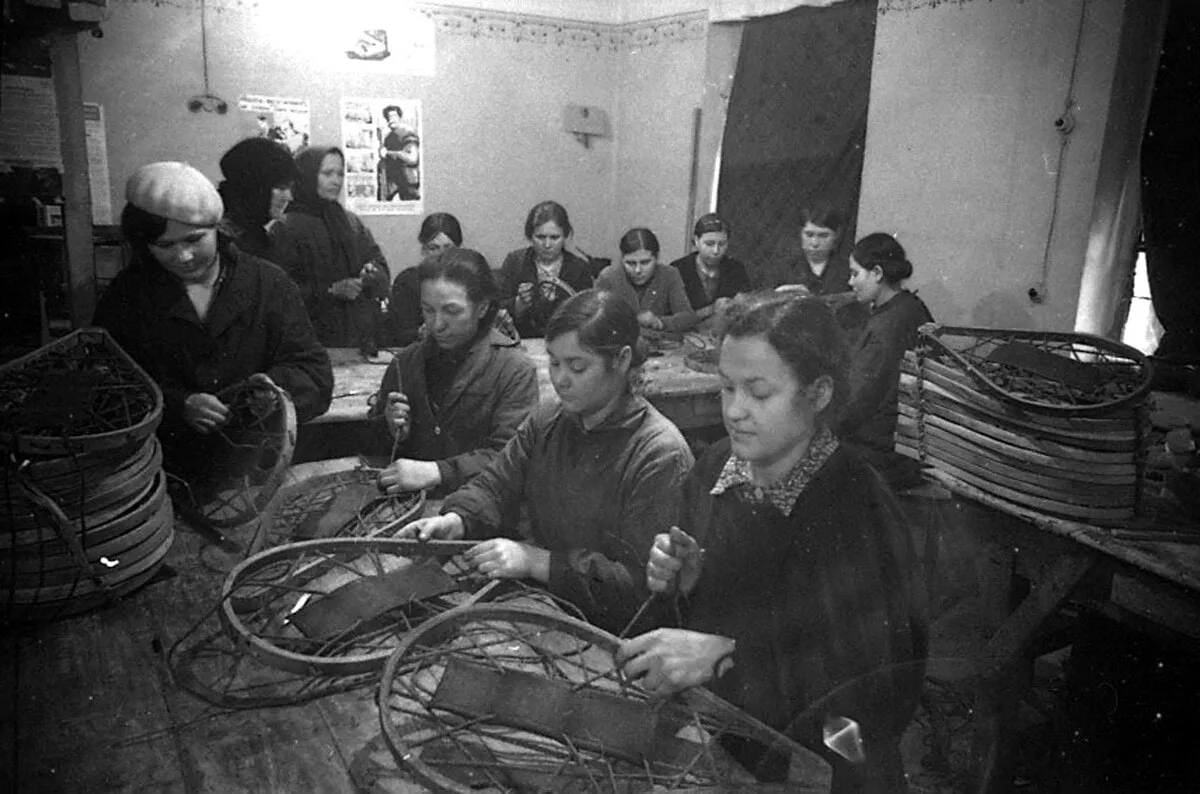 Когда стране стало тяжело, даже небольшая артель превращалась в часть огромного общего ...