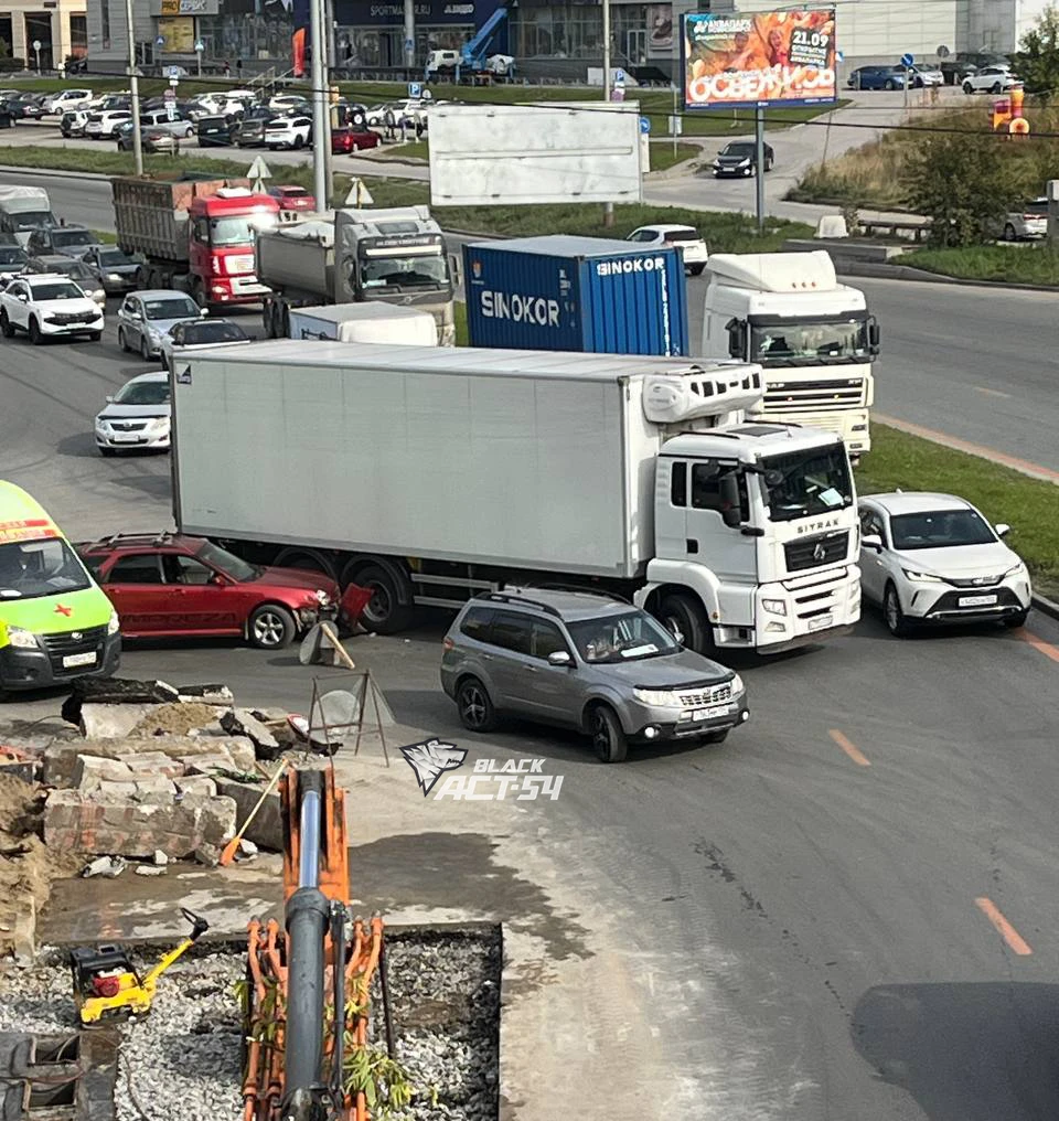 🚙🚛 Фура и универсал Subaru Impreza не разъехались, выезжая на улицу Ипподромскую