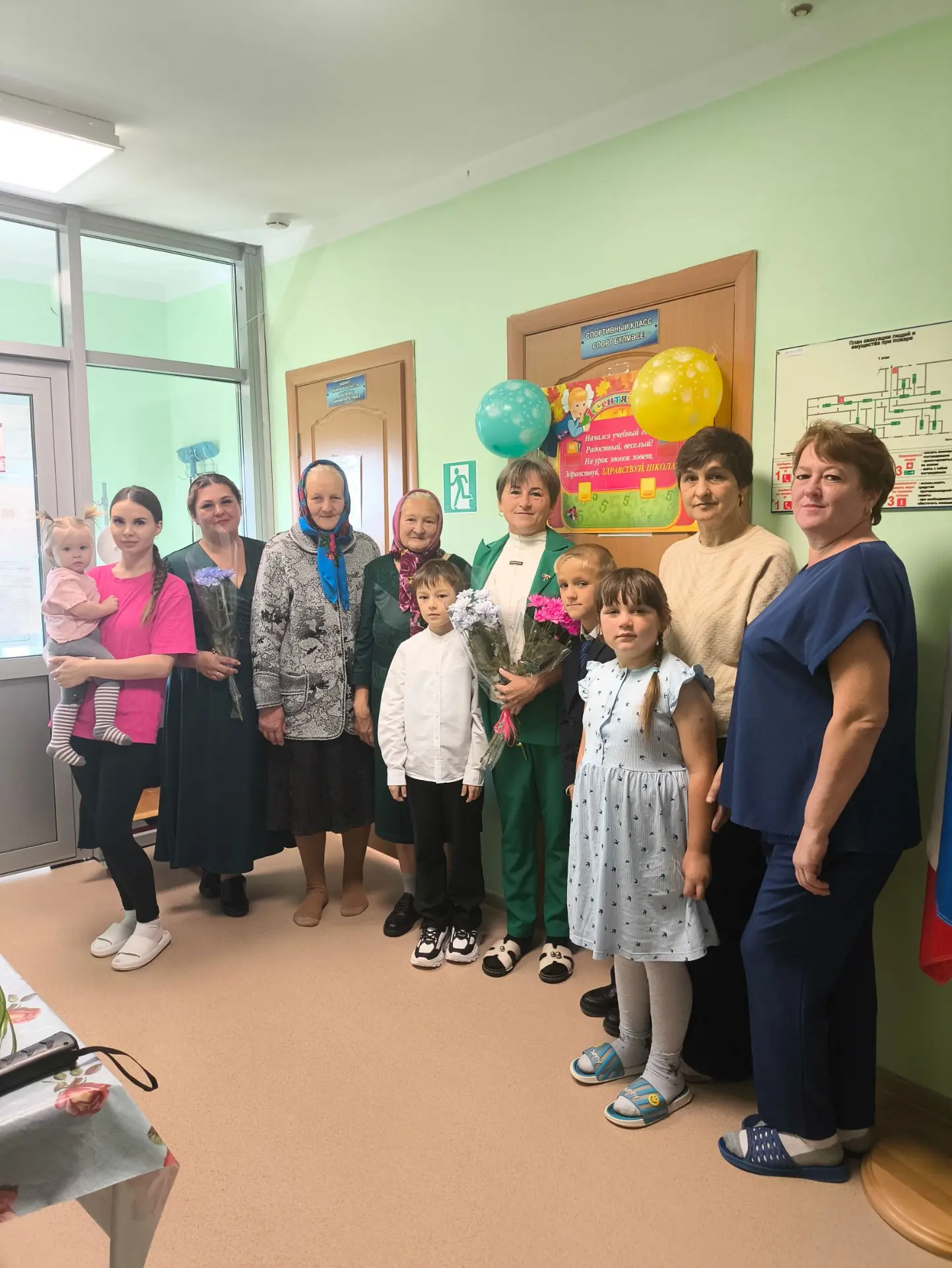 Снова в школу! Поздравляем с Днём знаний наших  учеников, воспитанников, родителей и ко...