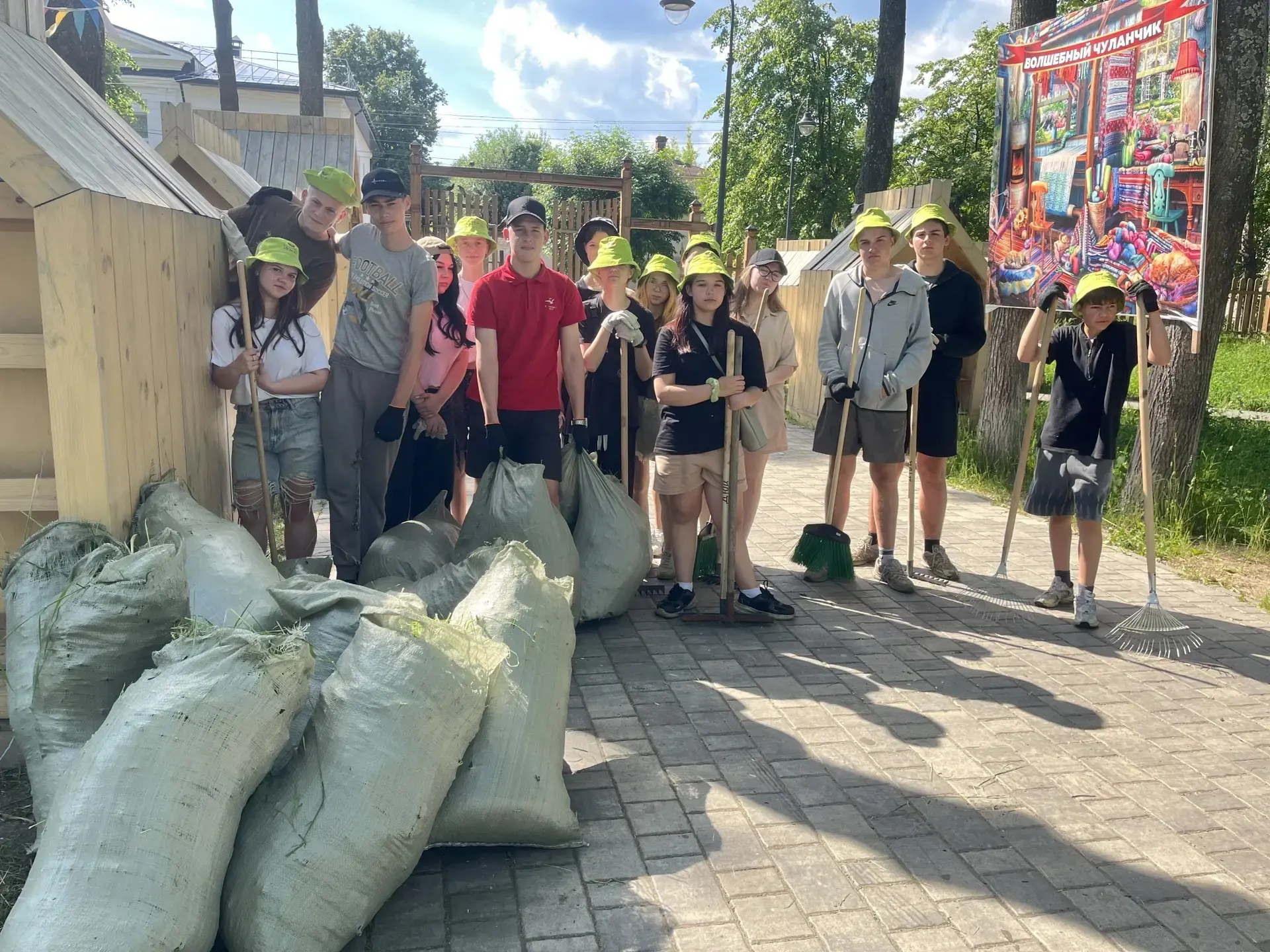 Сегодня трудовые отряды прибирались на территории городского сада. Убирали скошенную тр...
