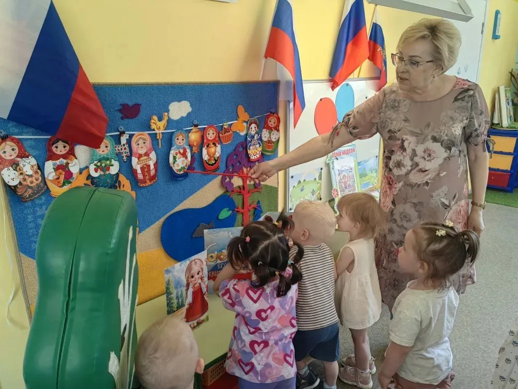 🇷🇺 САМЫЕ МАЛЕНЬКИЕ ПАТРИОТЫ

Сегодня мы хотим поделиться, как наши крохи  2 группы раннего возраст