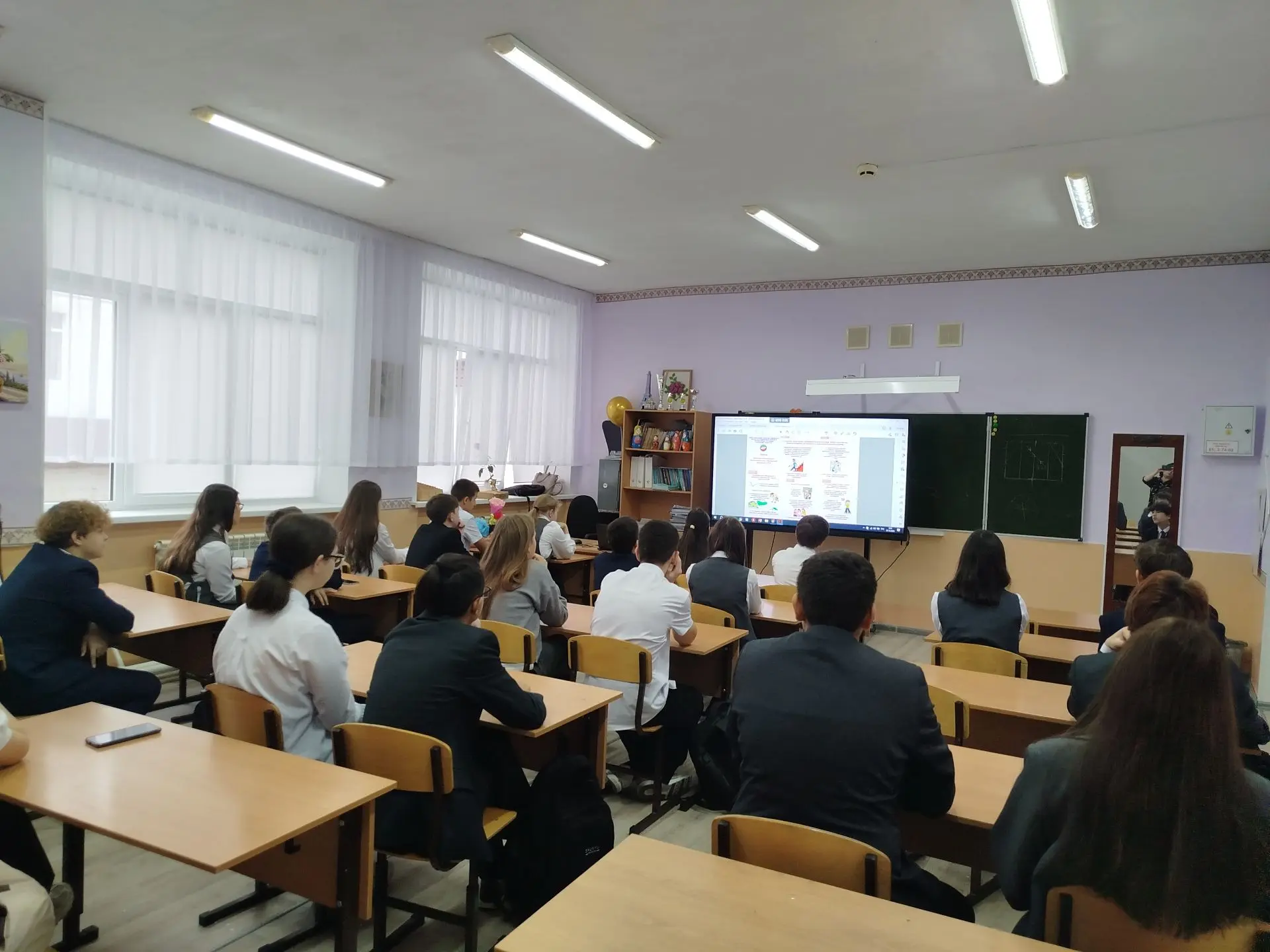 В 8 «Б» классе прошёл урок по безопасности жизнедеятельности. Занятие было построено в ...