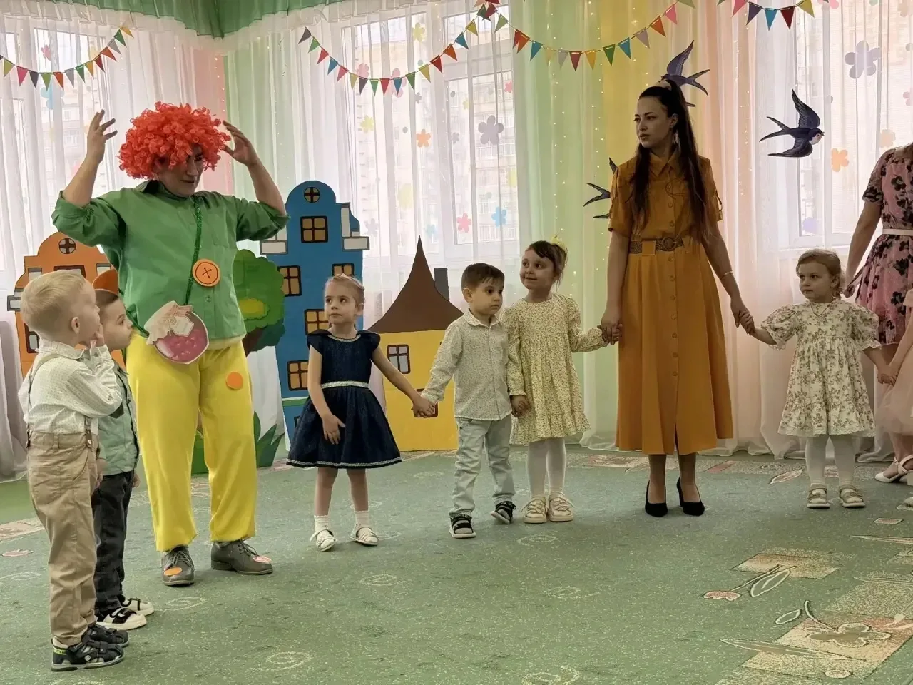 К малышам-дошколятам  в честь праздника 8 марта приходил весёлый Карлсон. Наши девчонки...
