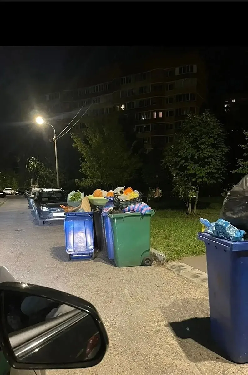 Барские пруды 5, 11-12 подъезд. Устали от проблемы вывоза мусора! Зимой снег не чиститс...