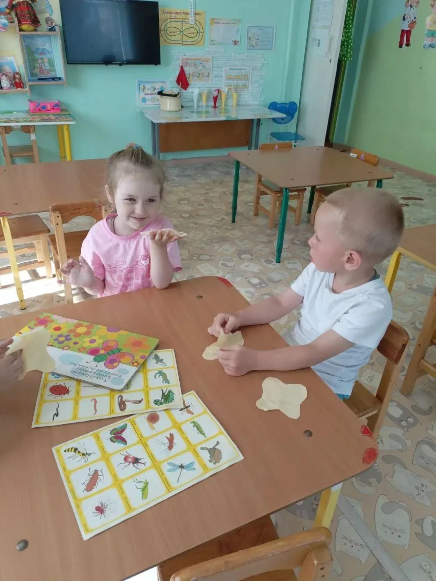 Наблюдение за бабочкой. Дыхательная гимнастика 
«Согреем бабочку» «Посмотрите, какая бабочка села ва