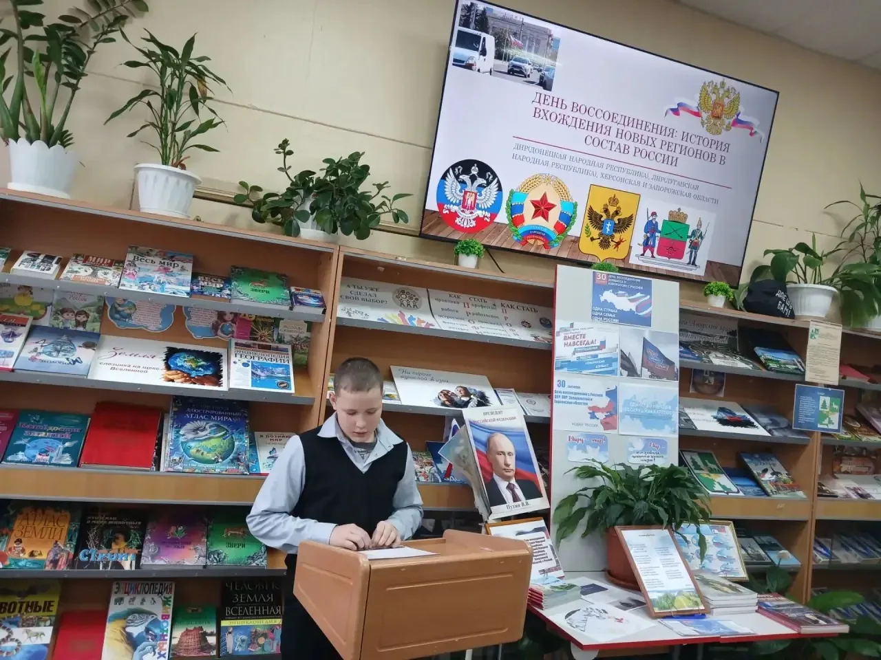 Сегодня ребята из 6В класса с интересом работали на  библиотечном уроке.
