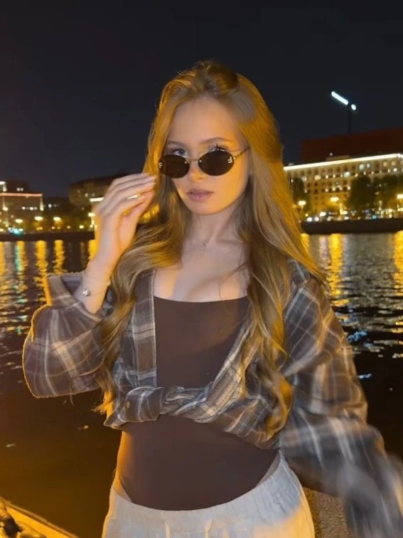 Выбираем любимый образ Тани 🥰

«🔥», — если кэжуал 
«❤️», — если официальный