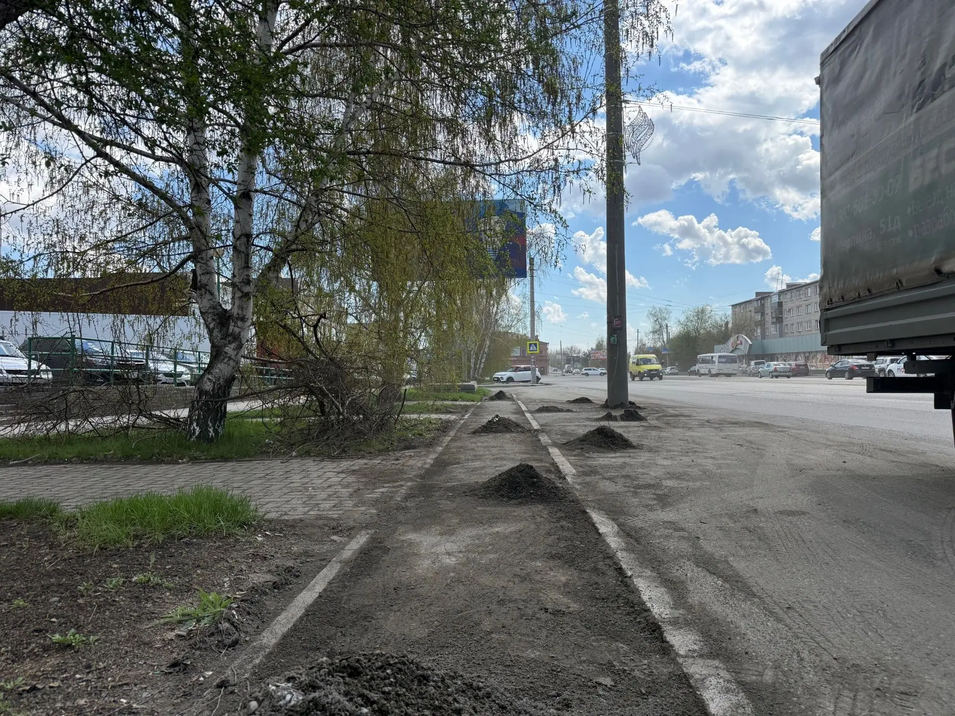 Коммунальные службы продолжают работы по содержанию дорог и благоустройству городских территорий ⁣ 🚜