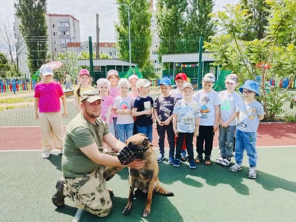 В преддверии Дня кинологической службы транспортные полицейские Белгорода познакомили д...