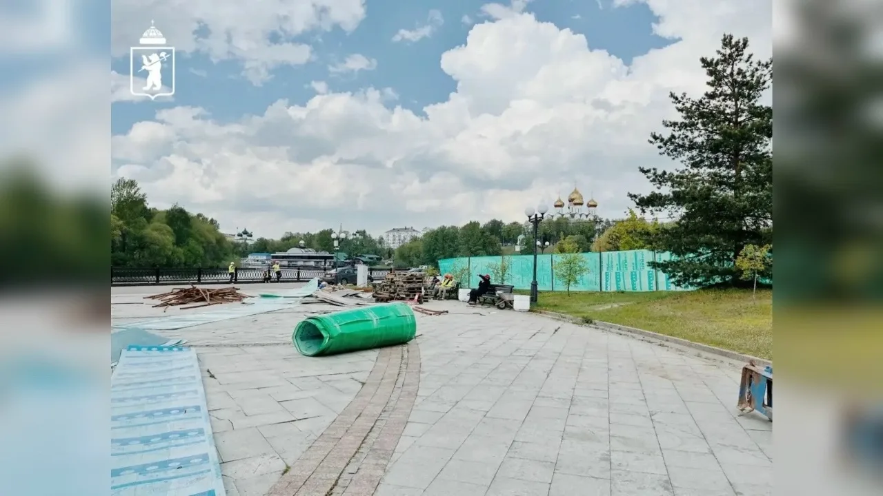 🛠️🦺 В Ярославле на Стрелке начали строить амфитеатр  Для этого часть прогулочной зоны огородили забо