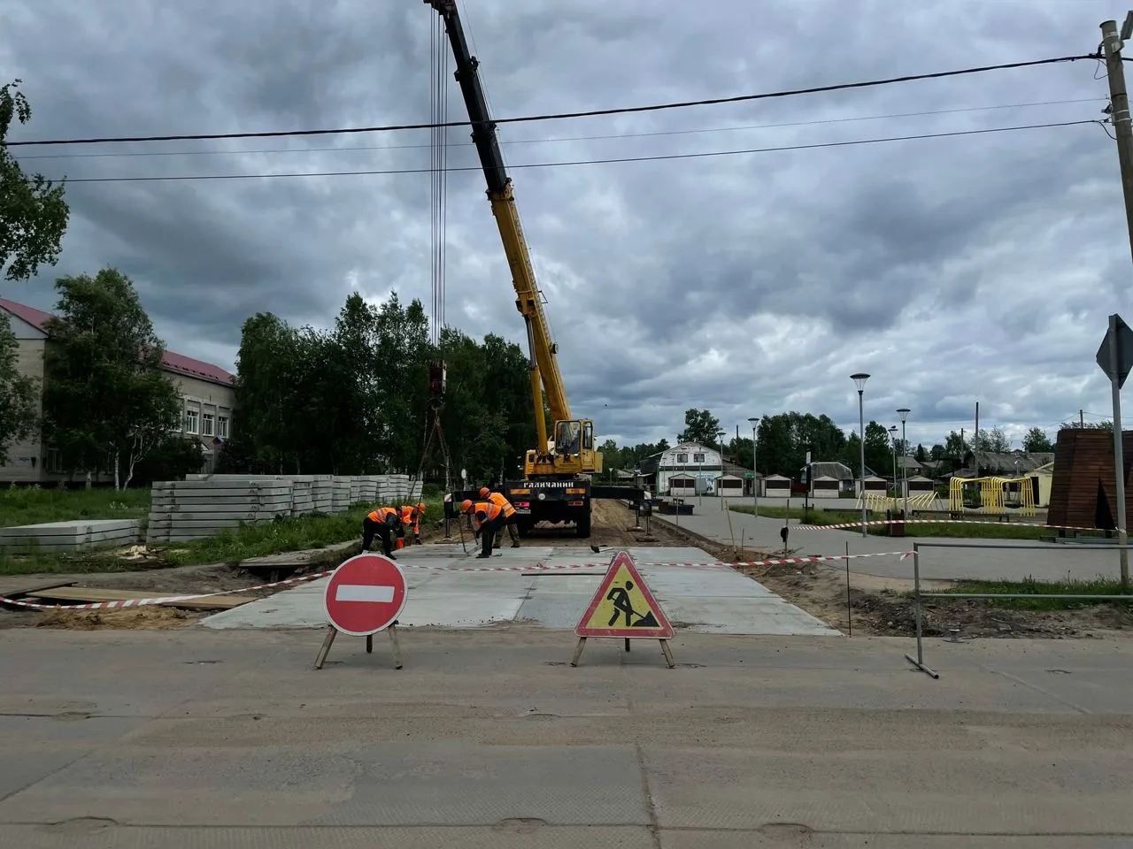 💪 Продолжаем ремонт проезда вдоль Ярмарочной площади по ул. Свободы в городе Мезени.

Напомним, что
