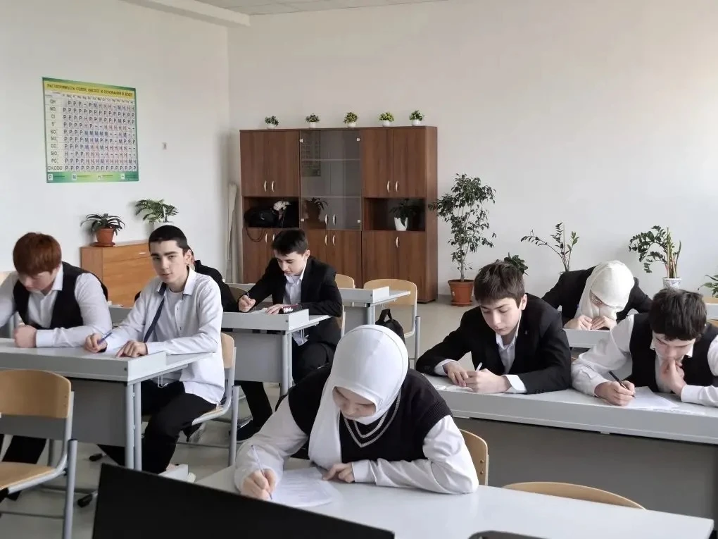 Тестирование подростков на склонность к девиантному поведению  Сегодня наша школа продолжила работу 