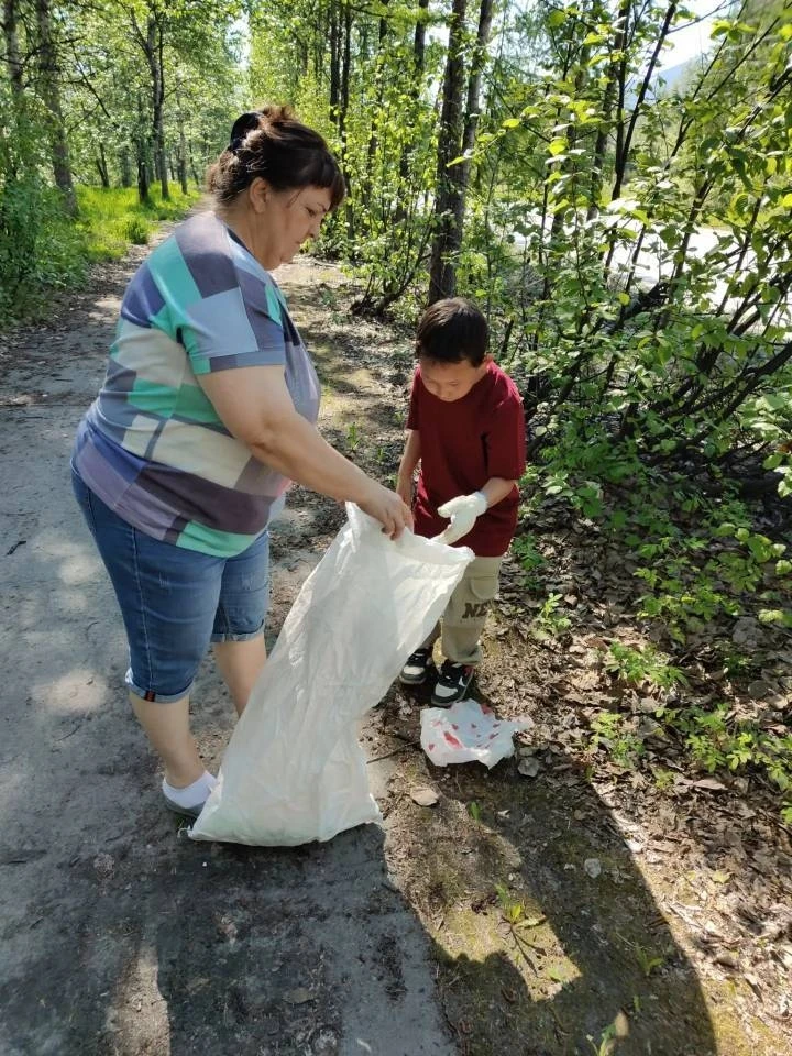 🧹 Акция «Чистые улицы посёлка»
🤝 В рамках Всероссийской акции «Добровольцы — детям»
Воспитанники п