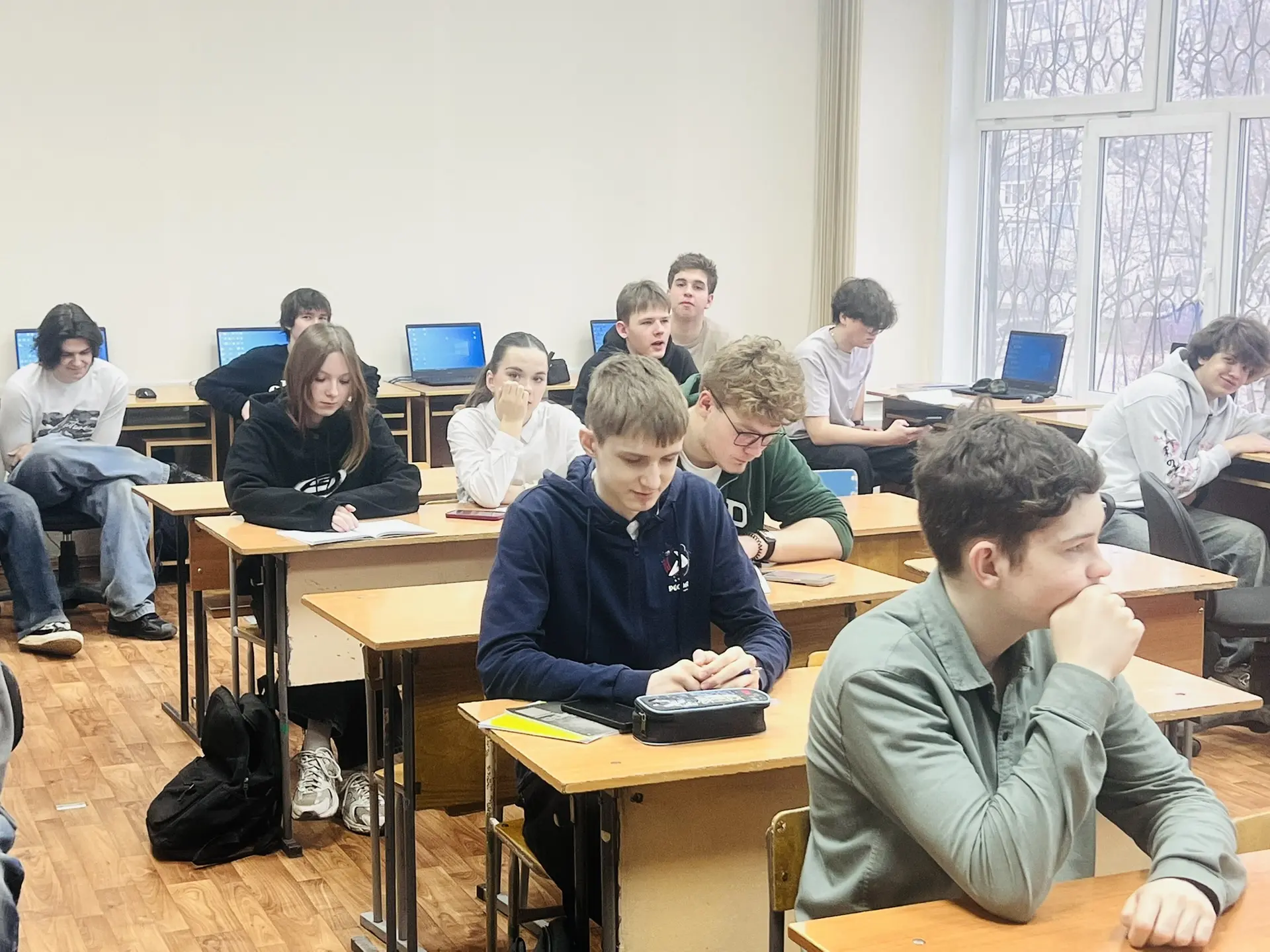 🔥 Как нейросети меняют будущее профессий? Сегодня в 10 Д классе прошёл необычный урок профориентации