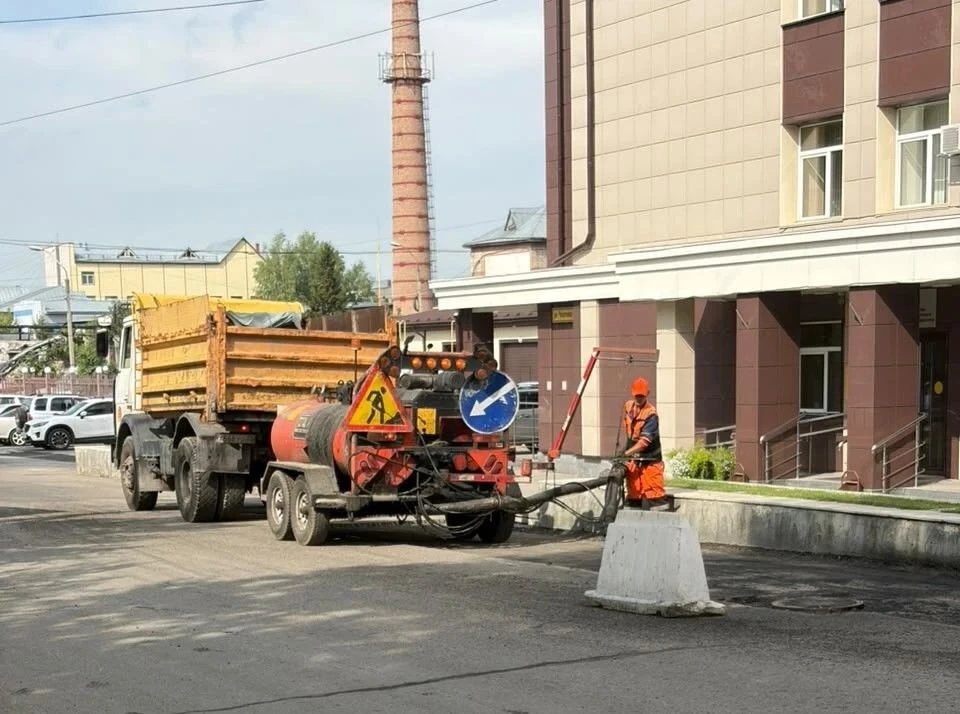 Текущий ремонт дорог проводится на улице Чкалова и Северном Власихинском проезде

Сегодня ведется ре