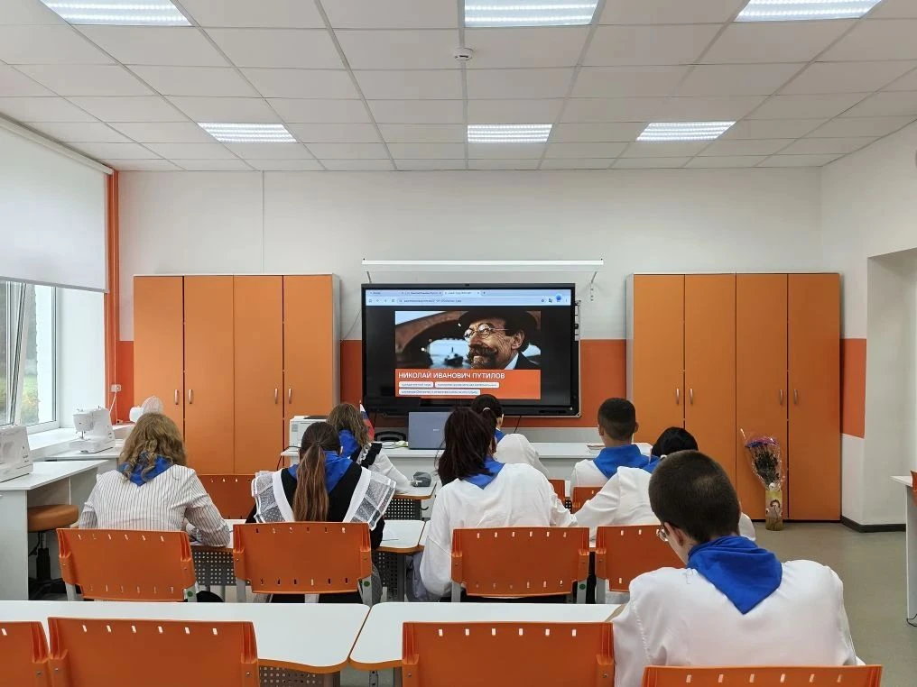Первое занятие курса внеурочной деятельности  «Разговоры о важном» в 6-11 классах было ...