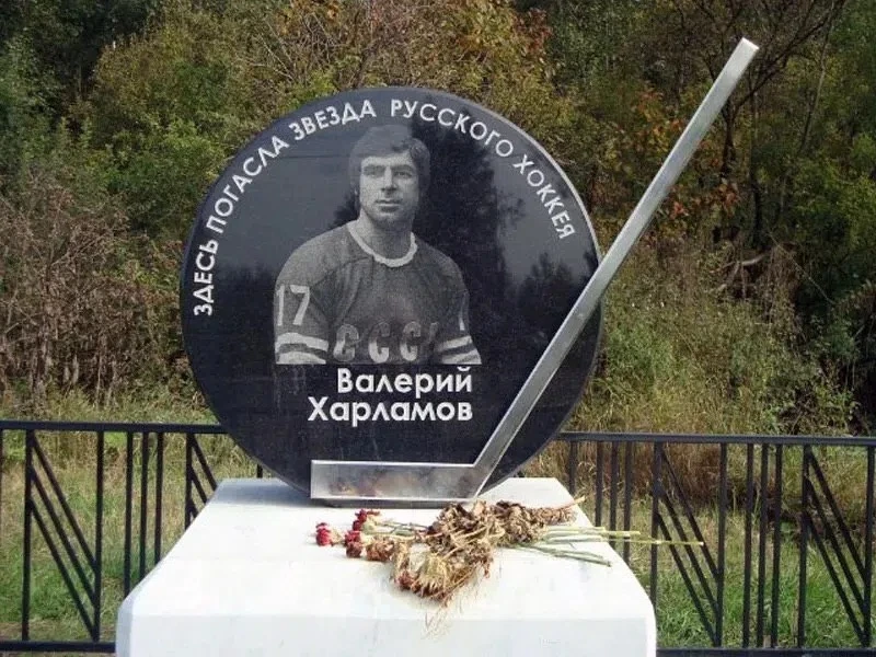 74-й километр Ленинградского шоссе. Памятник, установленный 26 августа 1991 года Валерию Харламову н