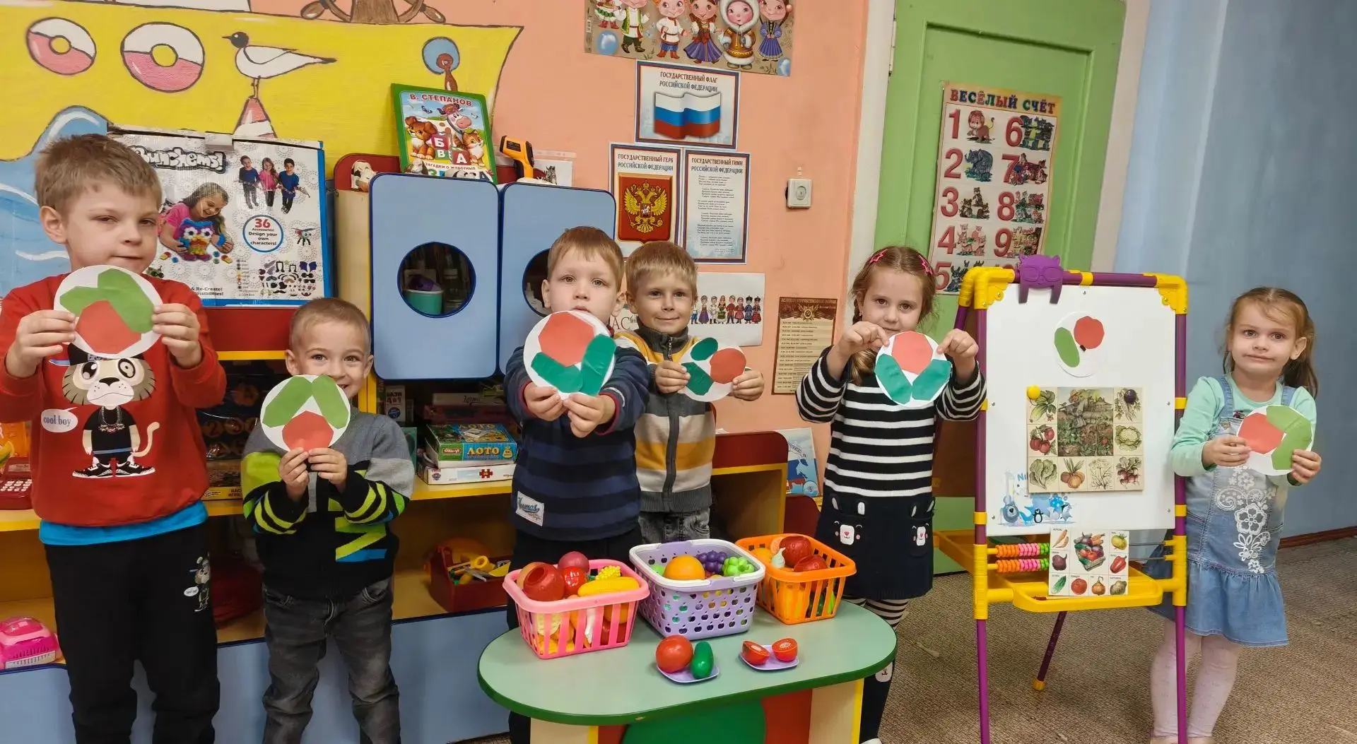 Аппликация в старшей группе «Огурцы  и помидоры лежат на тарелке».🥒 🍅 🍽️