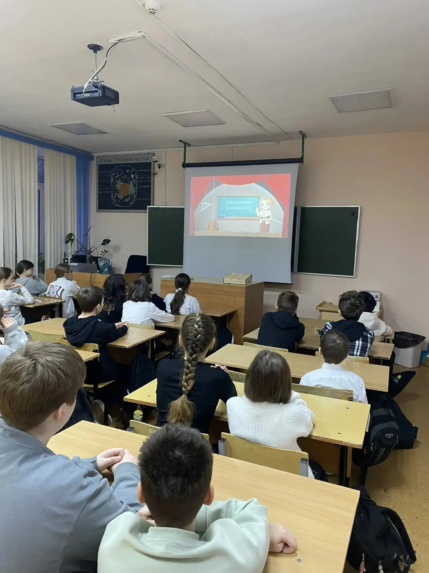 🇷🇺 Учебная неделя традиционно началась с торжественной церемонии поднятия флага и исполнения гимна Р
