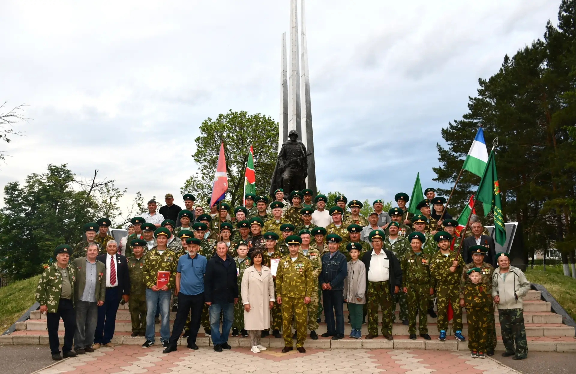 Уважаемые ветераны и действующие военнослужащие пограничных войск! Примите искренние по...