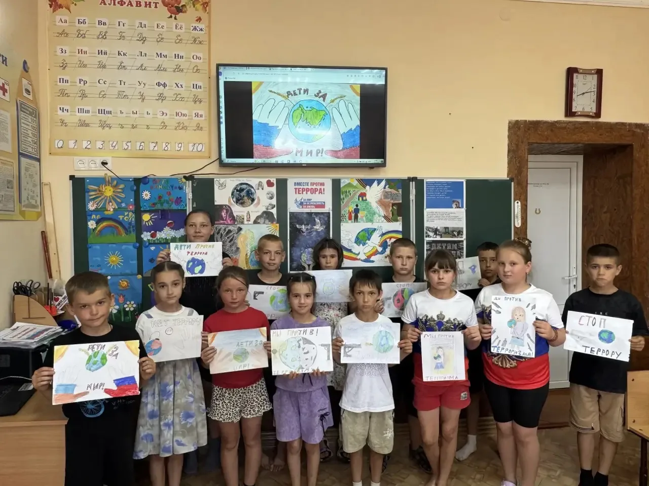 🕊️🚫 Стоп террор: важный разговор и листовки! 🚫🕊️

Одной из важных тем, которую затронули ребята 