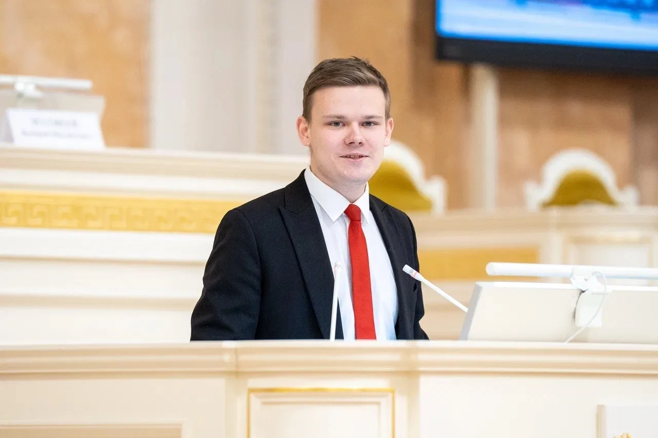 Сегодня день рождения у Дениса Жгунова.