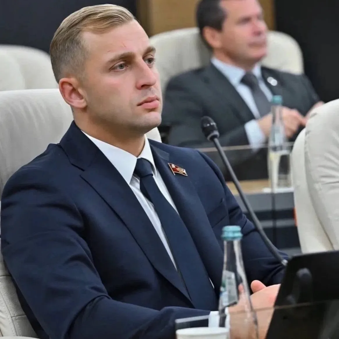💼 Саша Стоун показал свое новое место работы .