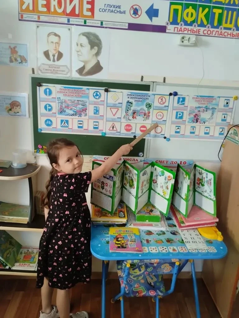 Сегодня в нашем саду прошли беседы по безопасности. Детки вспомнили, как себя вести на улице, на дор