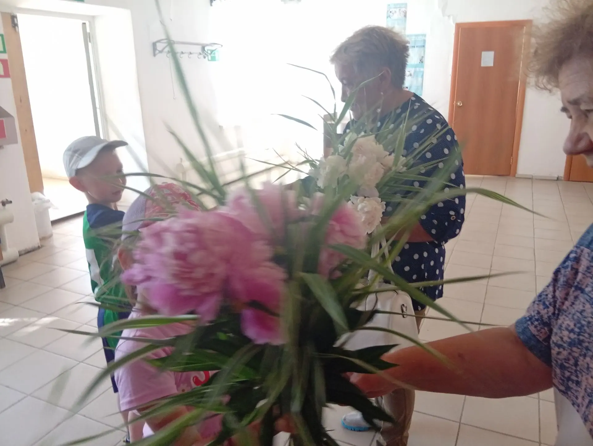 Медработников мы поздравляем,
В мире нет профессии важней.
Здоровья крепкого им пожелаем,
Они спасаю