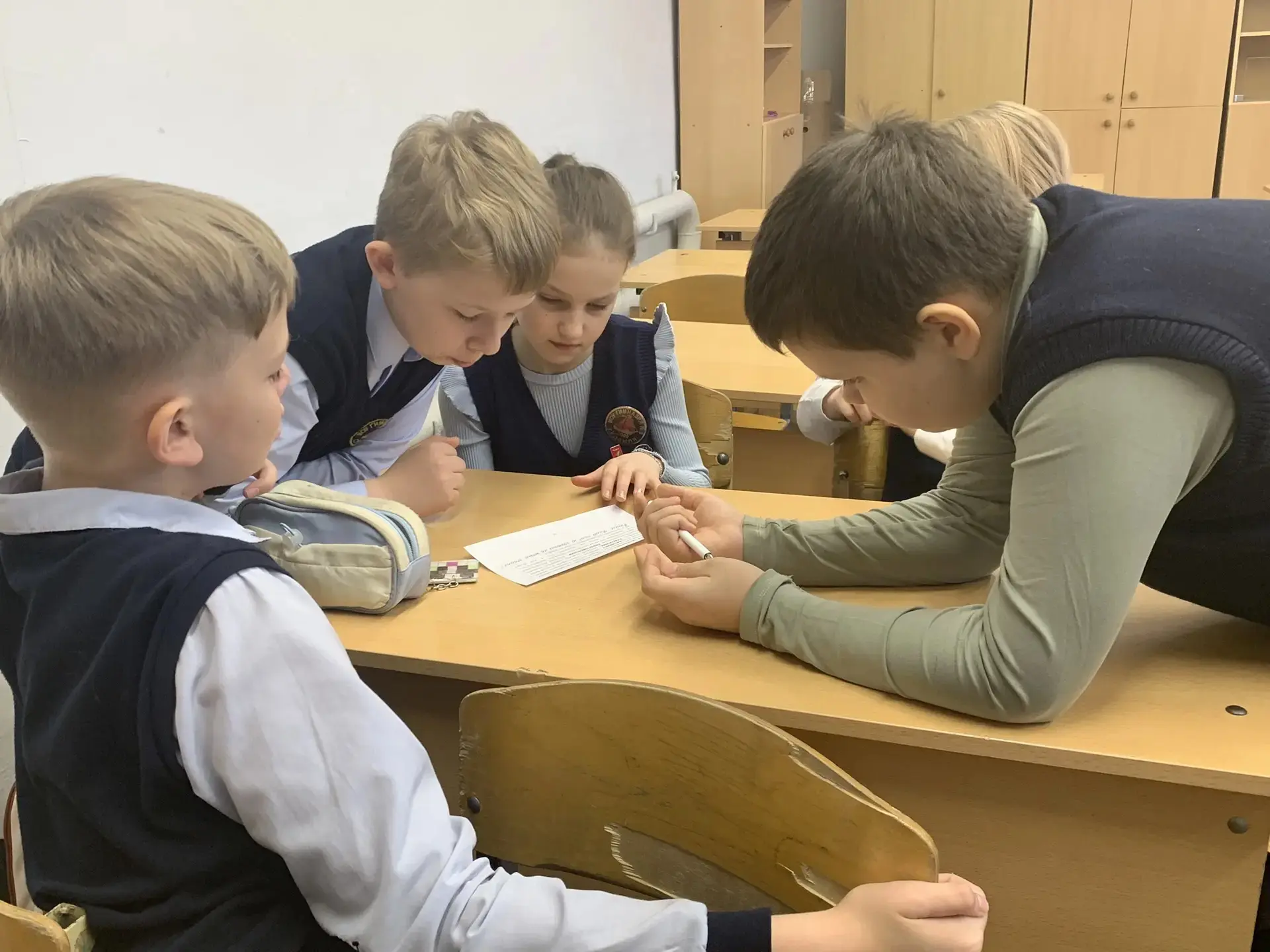 РАЗГОВОРЫ О ВАЖНОМ: УЧИМСЯ РАБОТАТЬ В КОМАНДЕ 🇷🇺  Утро понедельника 27 апреля в нашей школе прошло п