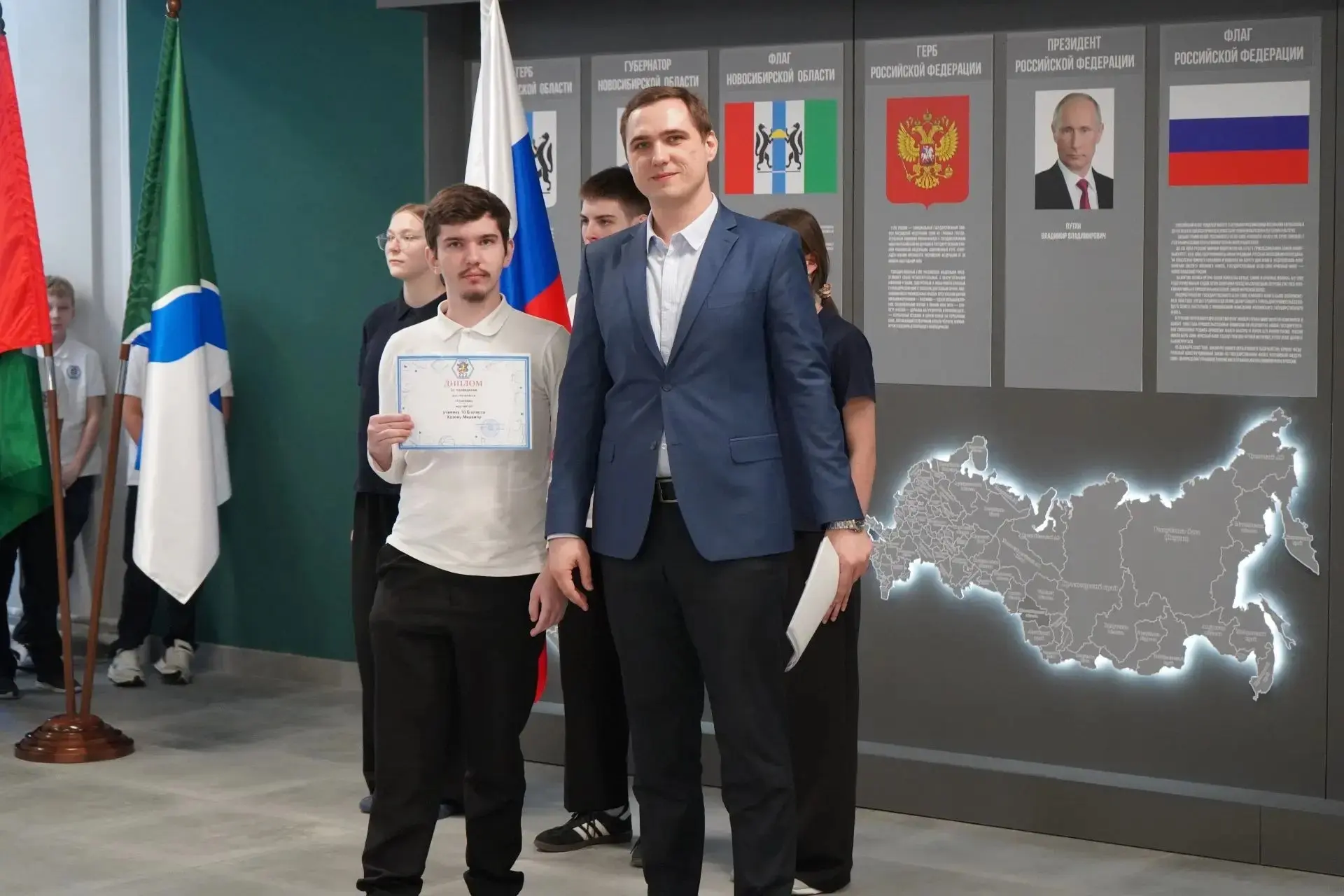 Начало каждой учебной недели в #МАОУСОШ222 традиционно ознаменовано церемонией выноса Государственно
