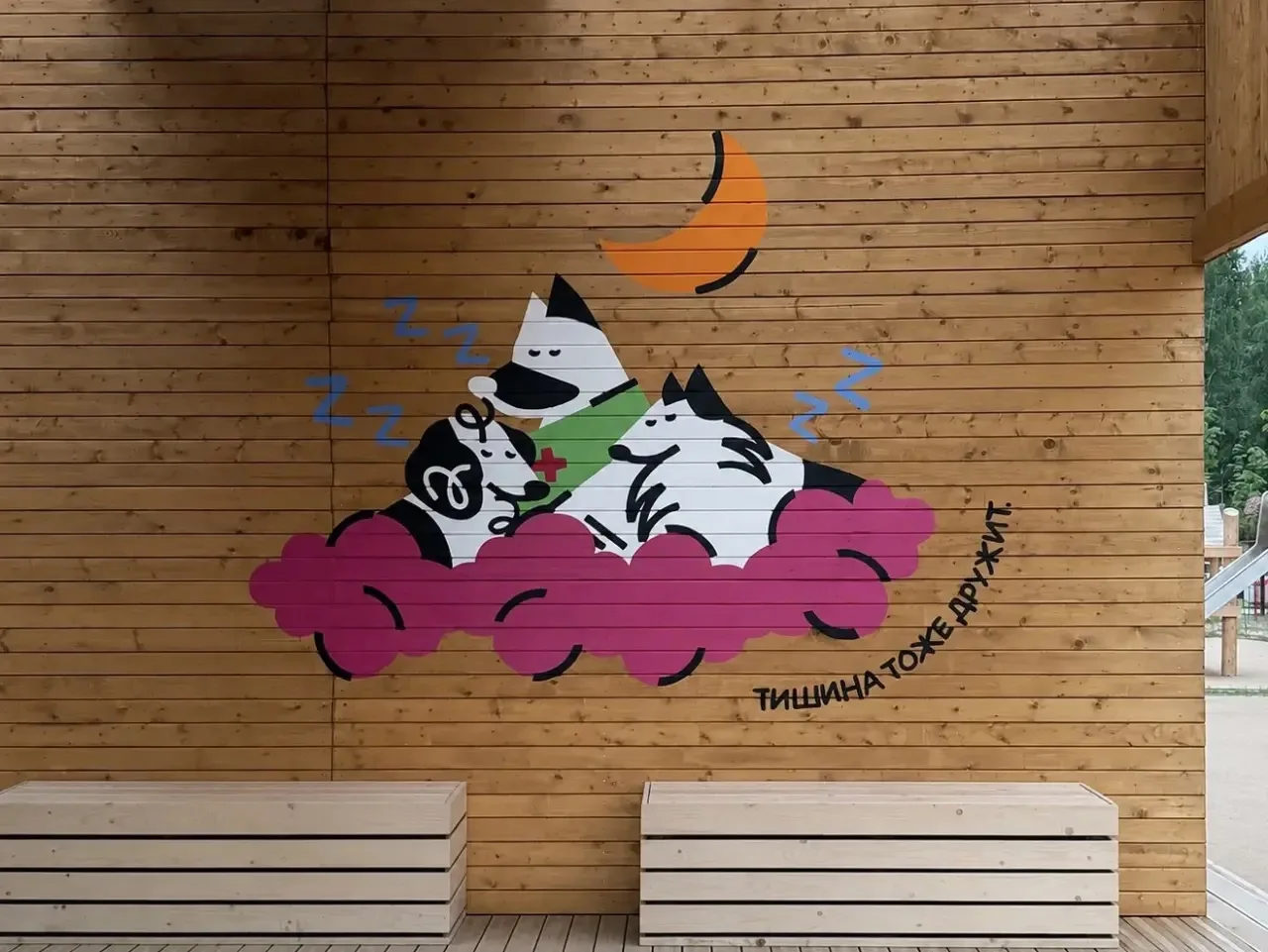🏫 В новом детском саду Всеволожска завершили художественное оформление веранд.