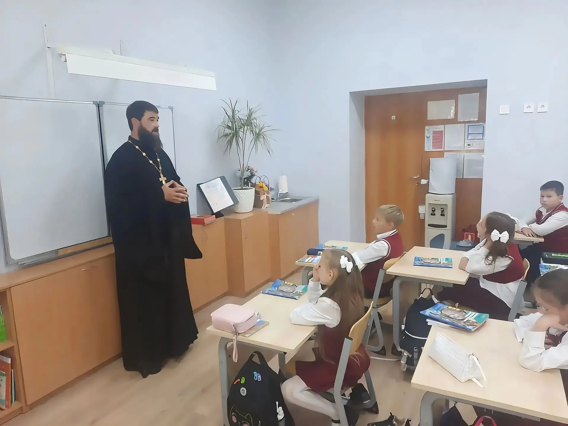 На уроке ОРКСЭ состоялась встреча учеников 4А класса с отцом Максимом.