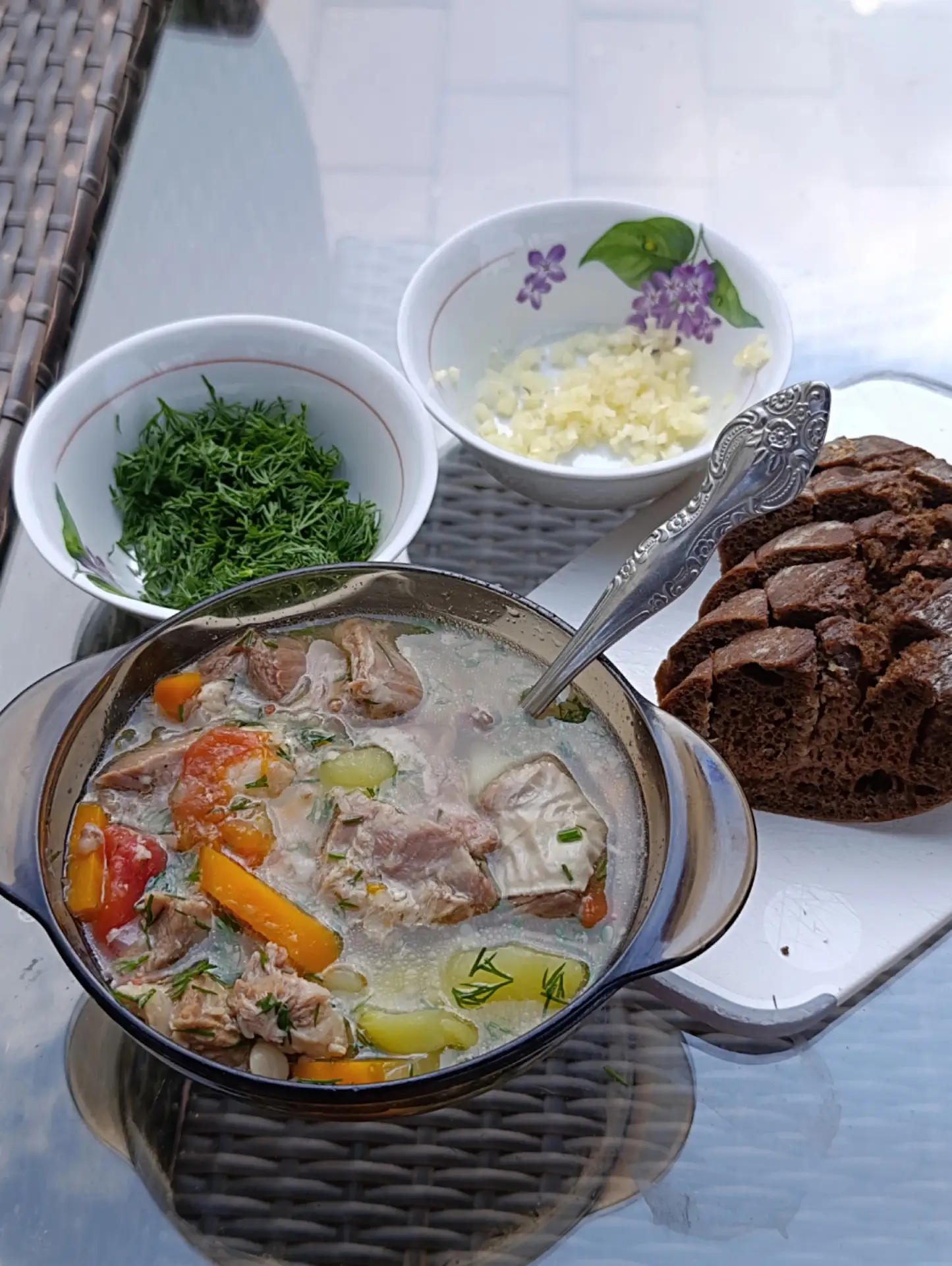 Мы отомстили собаке - обожрали её! Вчера в "Глобусе" муж в мясном отделе спросил у женщины - нет ли 
