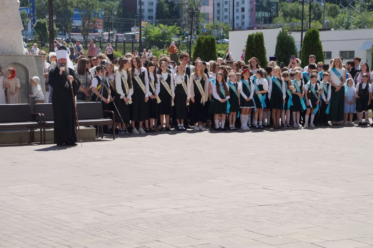 Торжественная линейка в «Кириллице»: вальс, кубки, слёзы 4-го класса и напутствие митро...