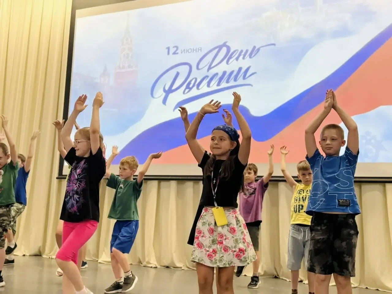 В рамках регионального проекта «Каникулы-онлайн» в лагере прошел флешмоб «Россия едина»...