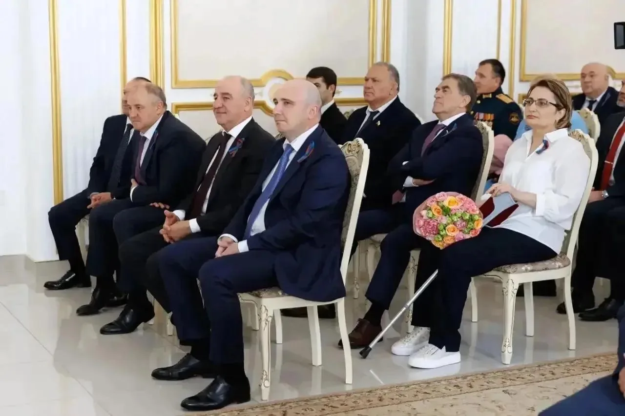 Рашид Темрезов вручил награды жителям КЧР