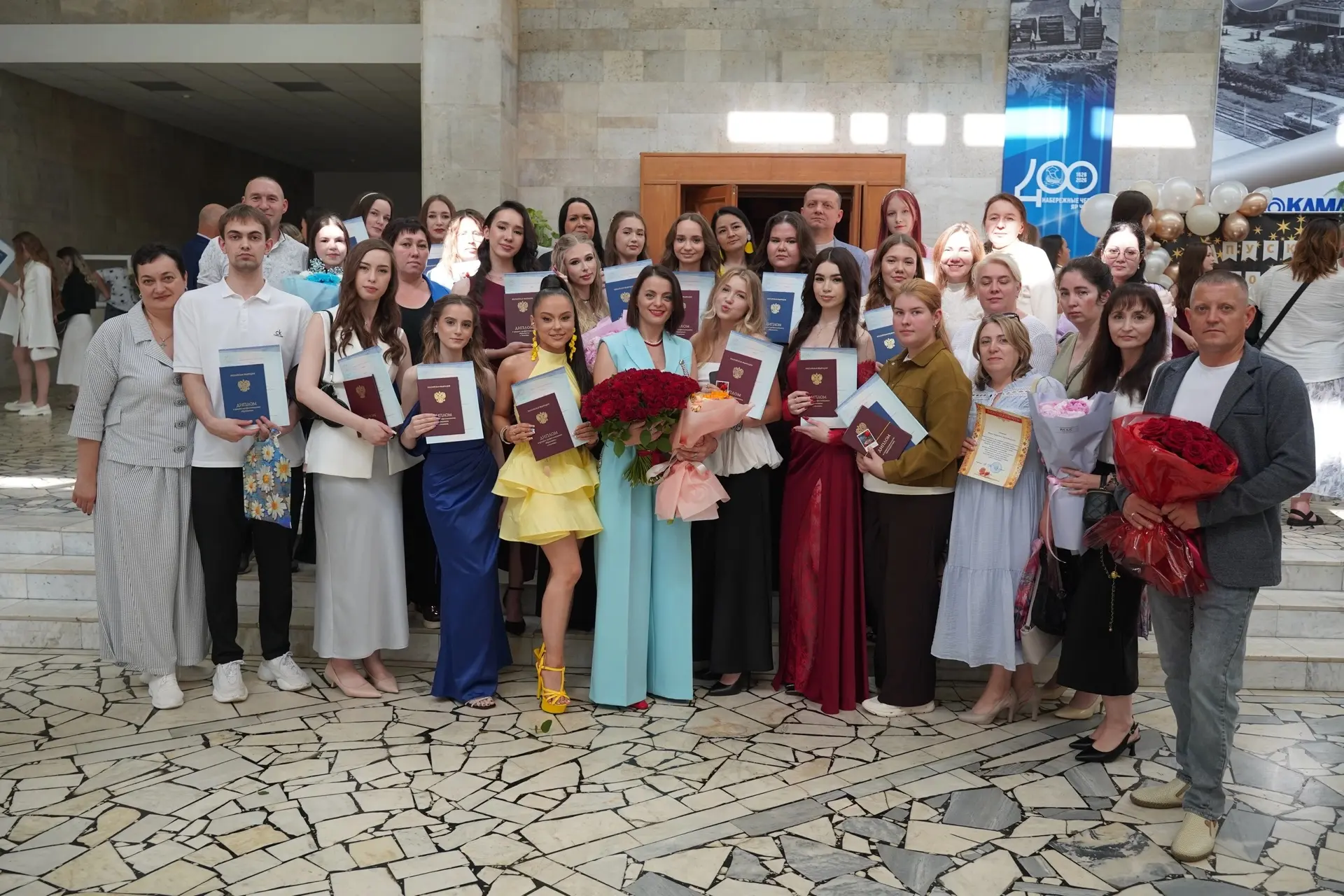 Миссия «Получить диплом» выполнена! 🎉👩‍🎓👨‍🎓👏
Мы с гордостью и легкой грустью провожаем во взро