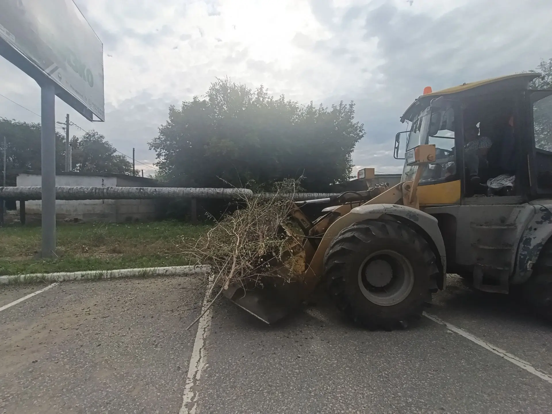 Сбор и погрузка веток по ул. Ленина