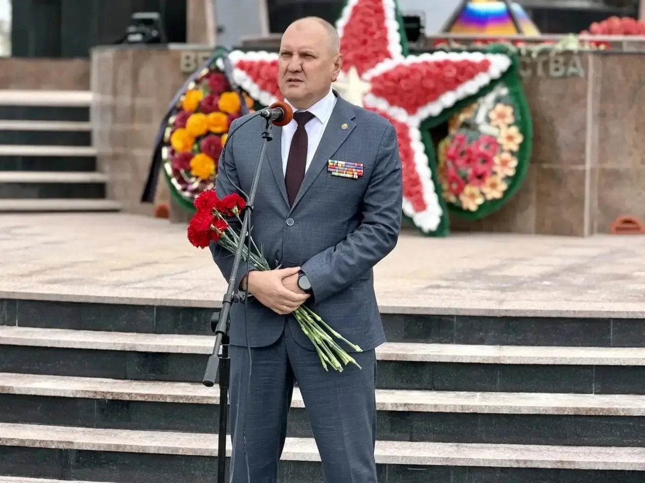 Митинг в честь ветеранов боевых действий: дань уважения и памяти.
