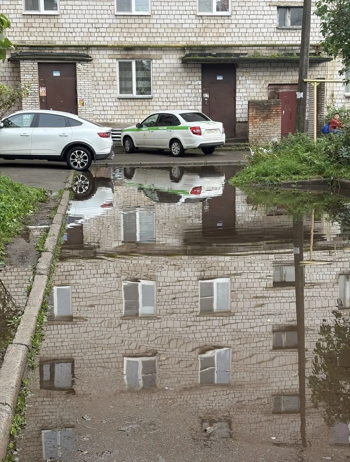 Волхов. Гагарина 27. Двор-колодец. Из года в год одно и тоже. Машину не припарковать, п...