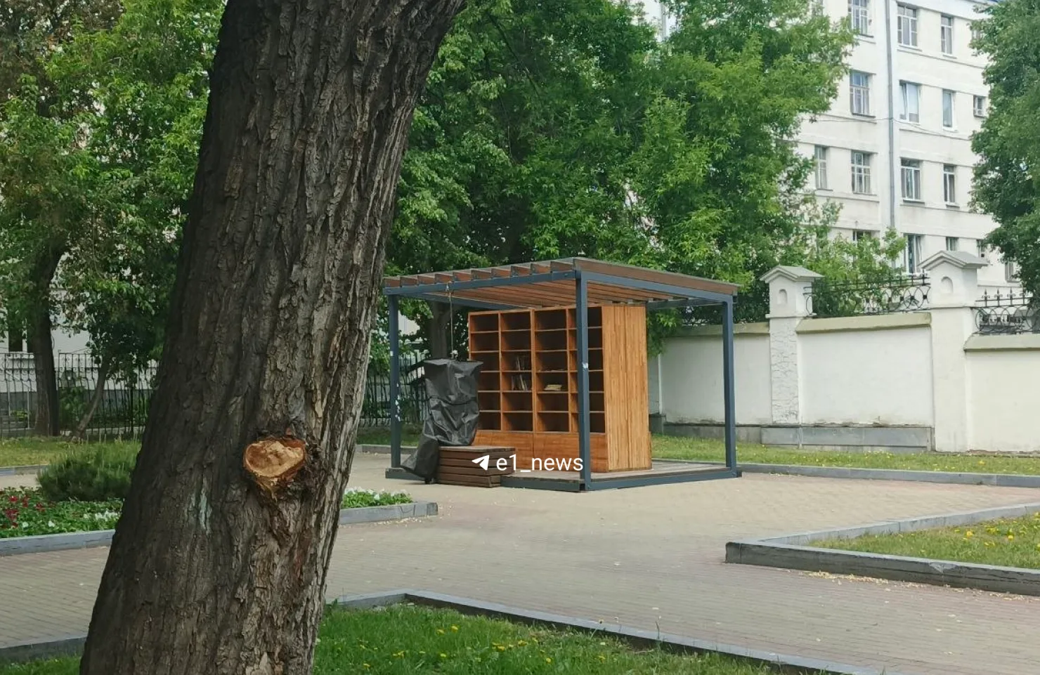 Труп в пакете висит в самом центре Екатеринбурга.   Страшную находку обнаружили читатели Е1. Тело на