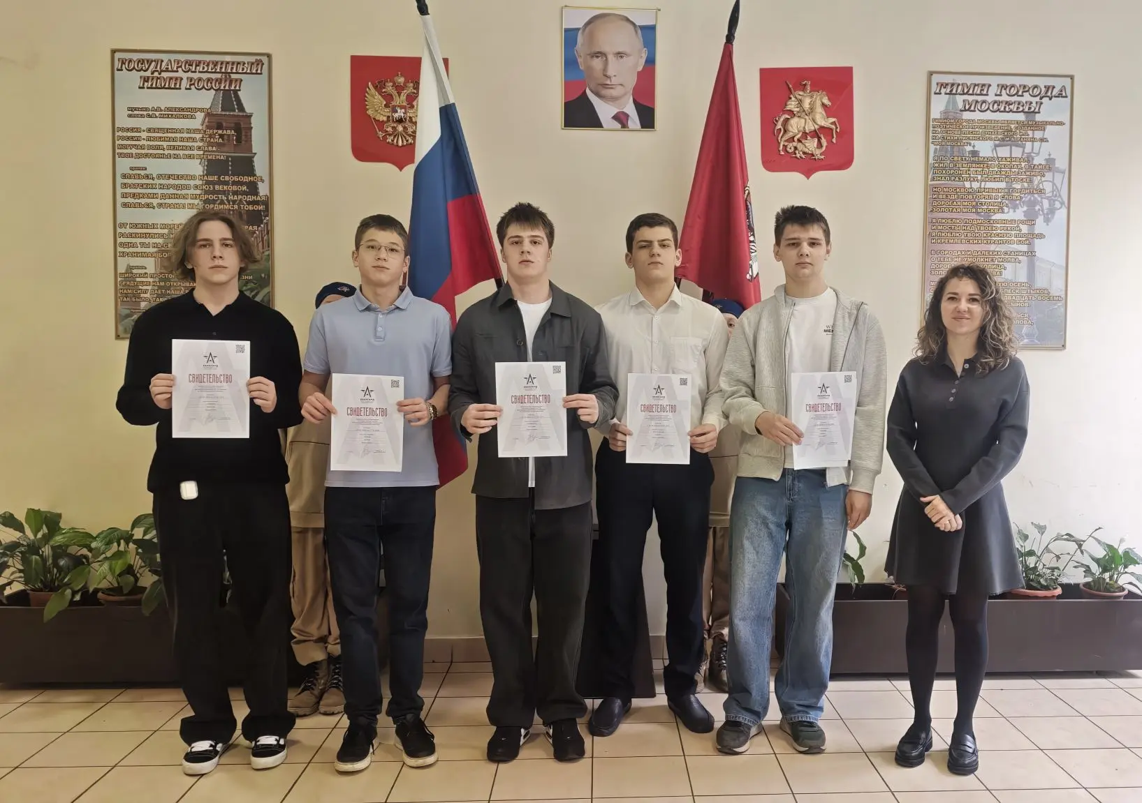 🇷🇺 Начинаем неделю с важного! ✨ Новая учебная неделя в нашей школе традиционно началась с торжествен