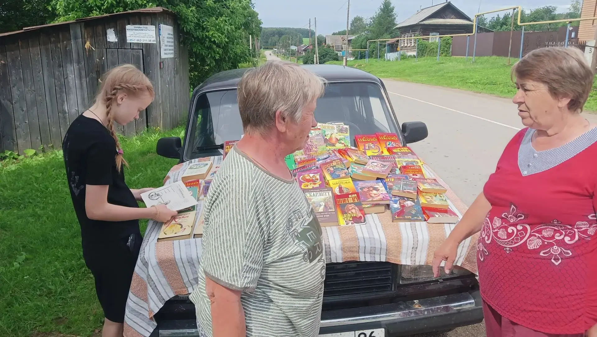 Библиотека на колесах: культурный мостик в деревню Кадочниково
Тишину деревни Кадочниково нарушил не