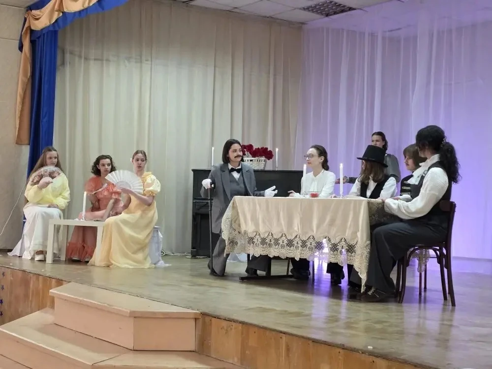 🔔 Сегодня в Богородском округе особенный день. Тишина в коридорах, нарядные ленты и море цветов: во 