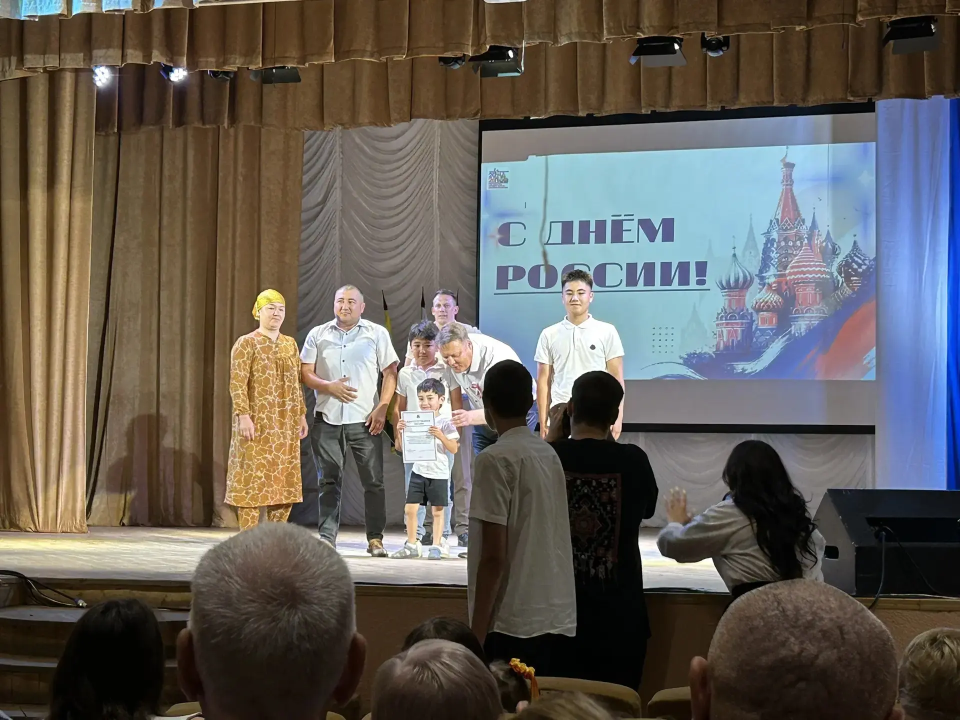 Сегодня в МКДЦ «Нефтяник» прошёл праздничный концерт ко Дню России. В зале собрались общественные ор